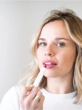 New Ogee Tinted Sculpted Lip Oil in Begonia - Red Plum